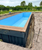 Piscina construida con contenedores marítimos de 30 pies